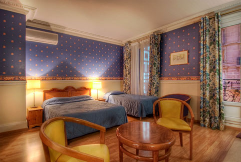 quadruple family room - paris latin quarter hotel